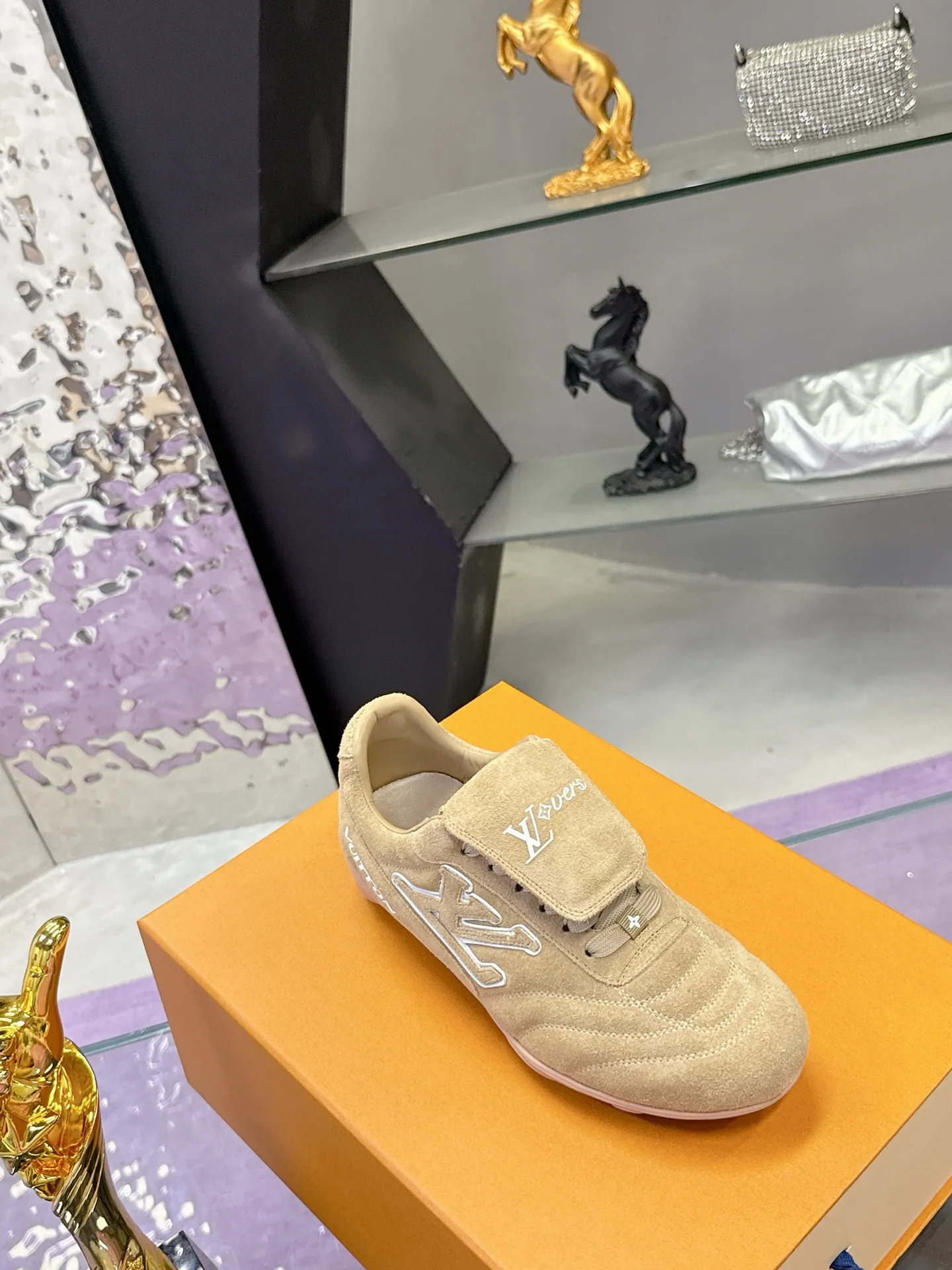 Factory price: 700💰 2025 new LV sneakers for couples, 🔥🔥🔥You will look fashionable when you wear them ❤️ LV football shoe series 💗 This Footprint Soccer sneaker was unveiled in the 2025 spring and summer series fashion show. It is the first sneaker designed by Pharrell Williams inspired by football shoes. The shoes are inspired by football, a sport that spans generations and cultures💎, echoing the theme of unity and universal participation in the 2025 spring and summer series fashion show. The shoe is known for its sleek design, with the dynamic IV Initials logo embellished on the side, the Lvers United emblem inspired by the football team on the tongue, and the sole patterned rubber sole decorated with multiple Louis Vuitton logos. Stylish and casual wear, a trend-setter in the fashion industry. Made of imported cowhide with full craftsmanship💓 Number of sizes (women’s 35-41, women’s 41 customized) (men’s 39-46, 45-46 customized)